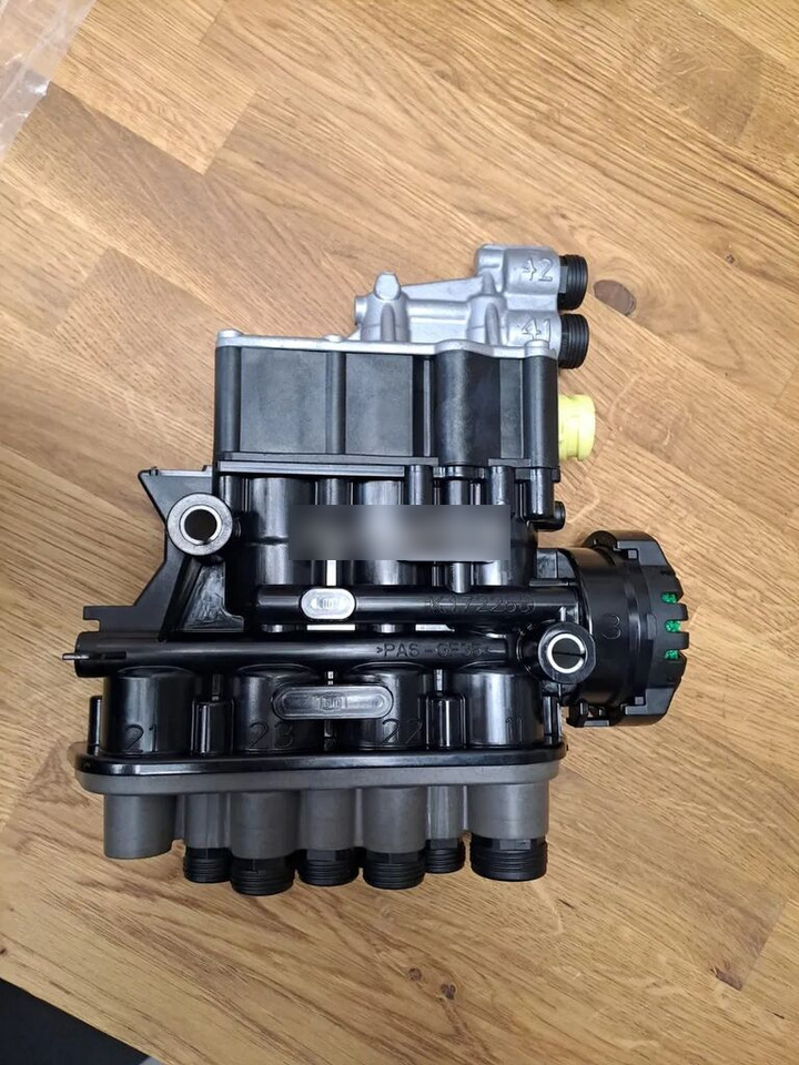 ZAWÓR ECAS K058032N00 NOWY Zawór Sterujący Poduszek Knorr Bremse K058032N00 - Fékszelep - Teherautó: 1 kép. ZAWÓR ECAS K058032N00 NOWY Zawór Sterujący Poduszek Knorr Bremse K058032N00 - Fékszelep - Teherautó: 1 kép.