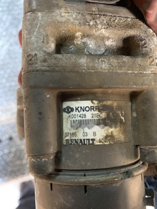 Zawór hamulcowy Oryginał Hurt K001428 Renault Magnum 440 DXI - Szelep - Teherautó: 3 kép. Zawór hamulcowy Oryginał Hurt K001428 Renault Magnum 440 DXI - Szelep - Teherautó: 3 kép.