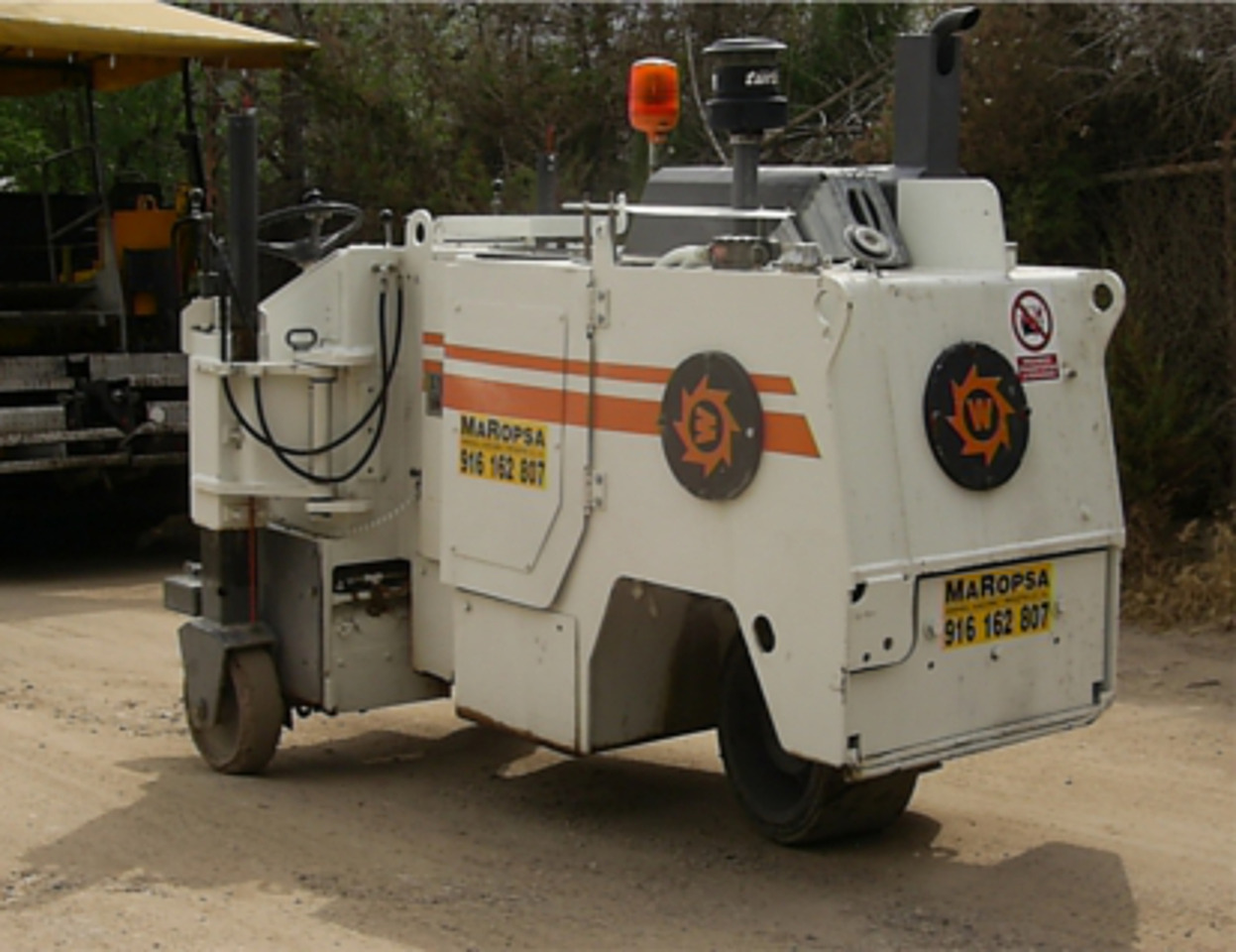 Fresadora de asfalto Wirtgen W 350 - Aszfaltmaró: 1 kép. Fresadora de asfalto Wirtgen W 350 - Aszfaltmaró: 1 kép.