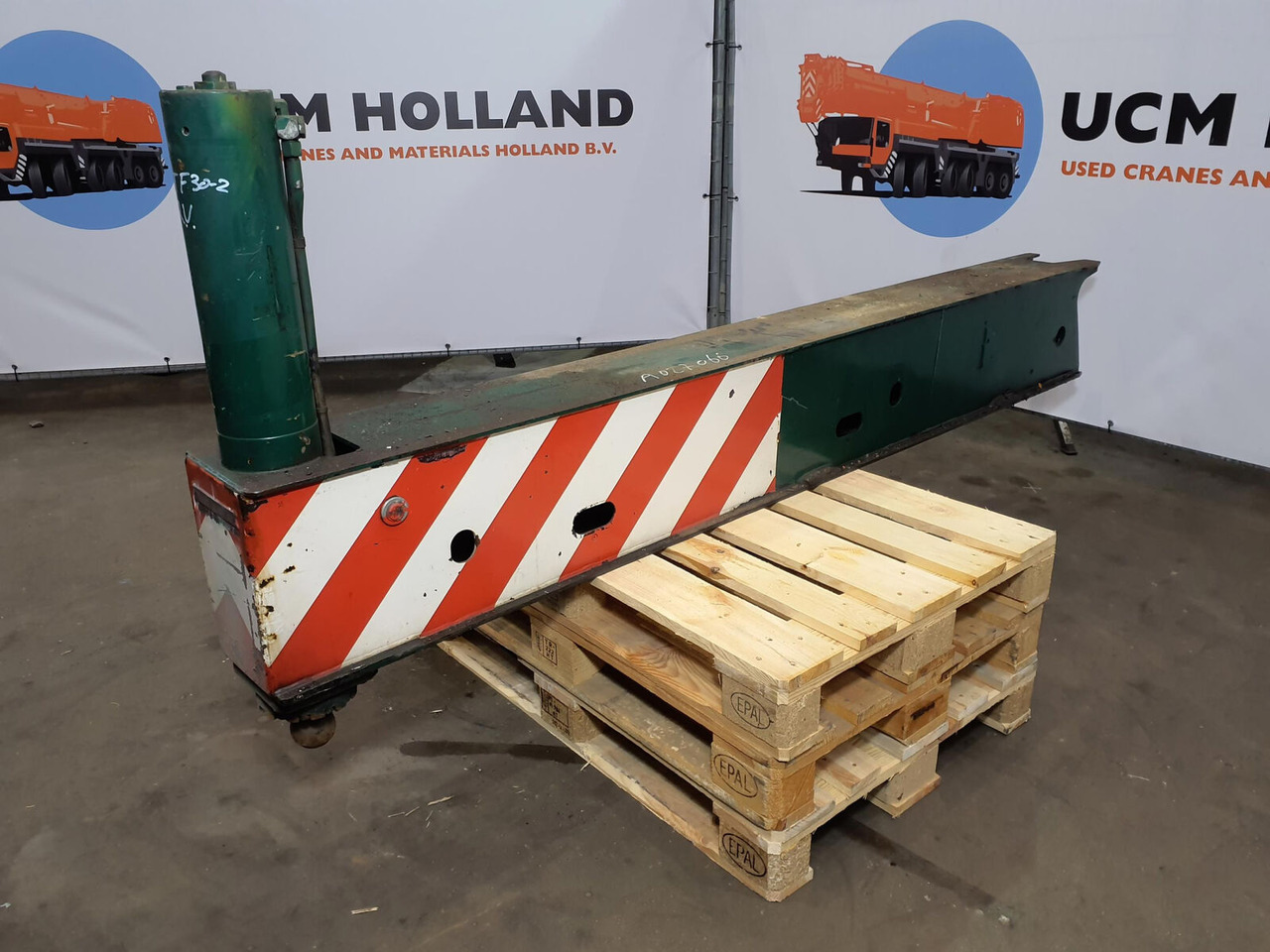FAUN ATF 30-2 outrigger beam front complete - Felfüggesztés - Autódaru: 2 kép. FAUN ATF 30-2 outrigger beam front complete - Felfüggesztés - Autódaru: 2 kép.
