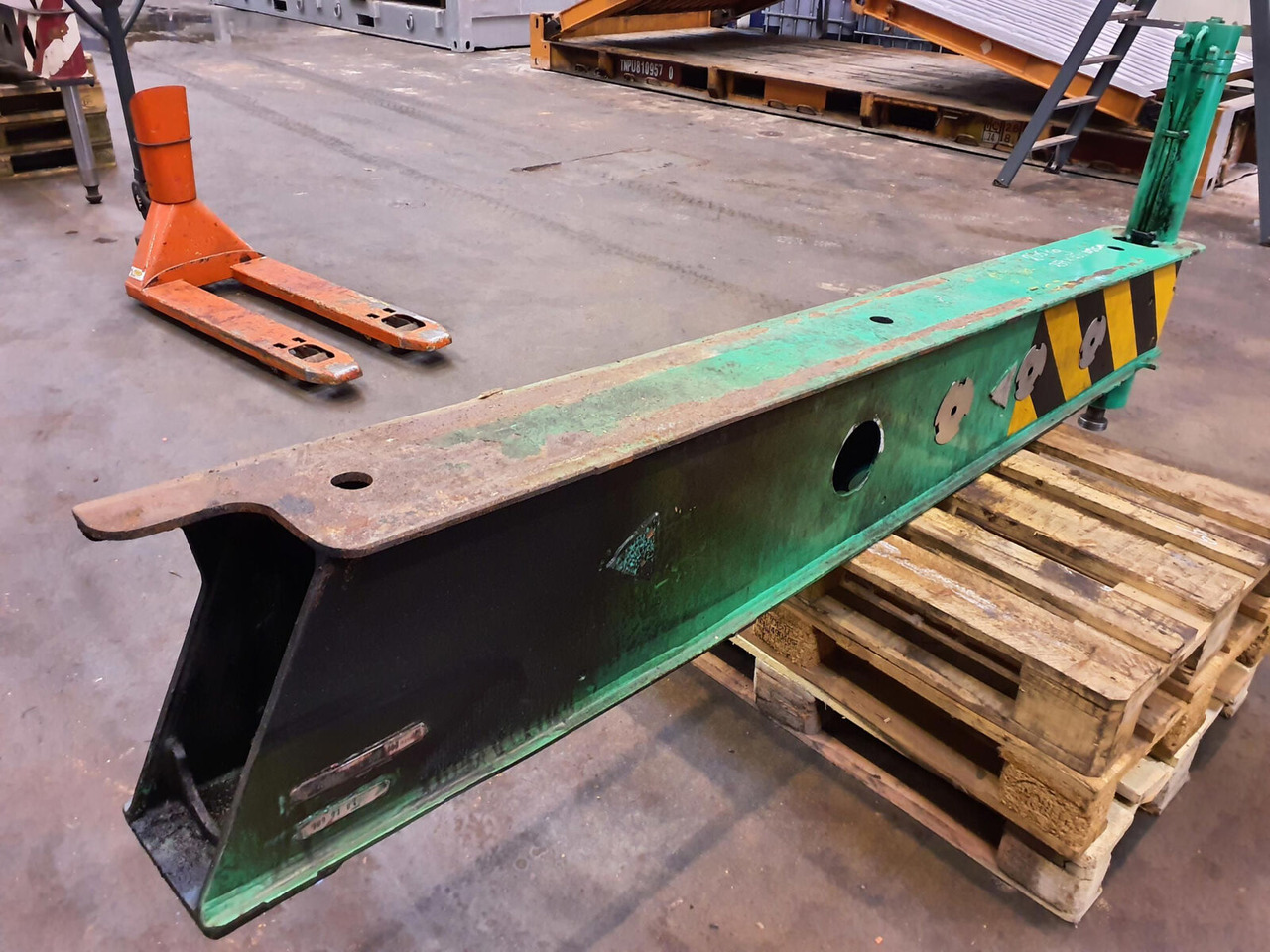 FAUN ATF 60-3 front outrigger beam with support cylinder - Felfüggesztés - Autódaru: 4 kép. FAUN ATF 60-3 front outrigger beam with support cylinder - Felfüggesztés - Autódaru: 4 kép.