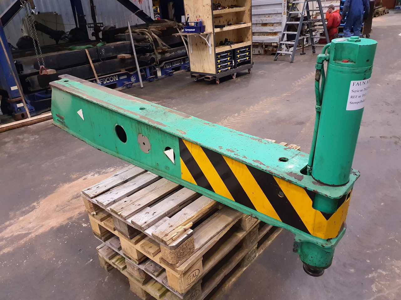 FAUN ATF 60-3 outrigger beam rear with support cylinder - Felfüggesztés - Autódaru: 1 kép. FAUN ATF 60-3 outrigger beam rear with support cylinder - Felfüggesztés - Autódaru: 1 kép.