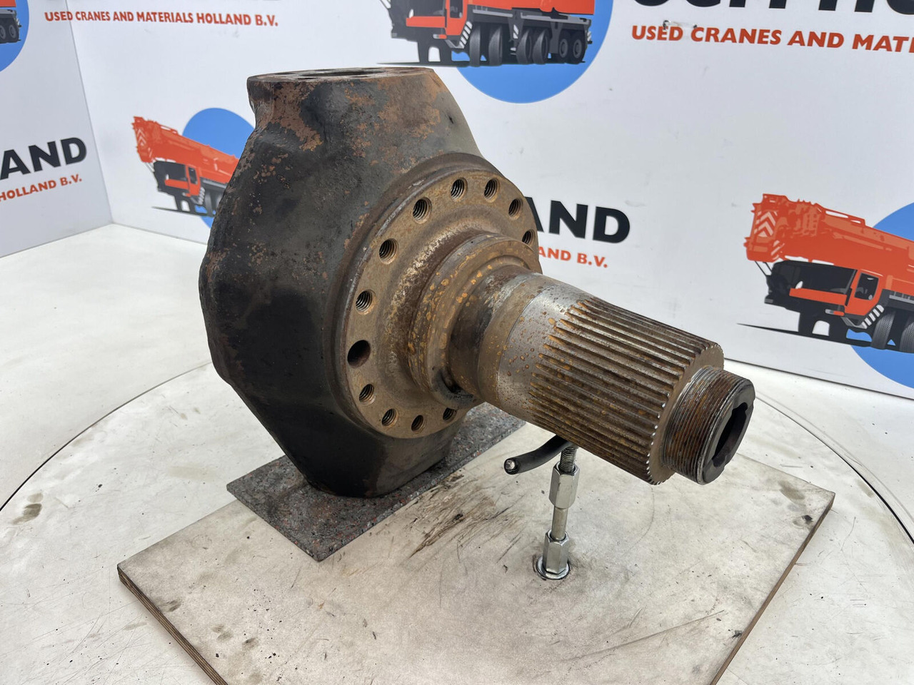FAUN RTF 40 Steering knuckle 16 holes axle 3 - Csonkállvány - Daru: 3 kép. FAUN RTF 40 Steering knuckle 16 holes axle 3 - Csonkállvány - Daru: 3 kép.