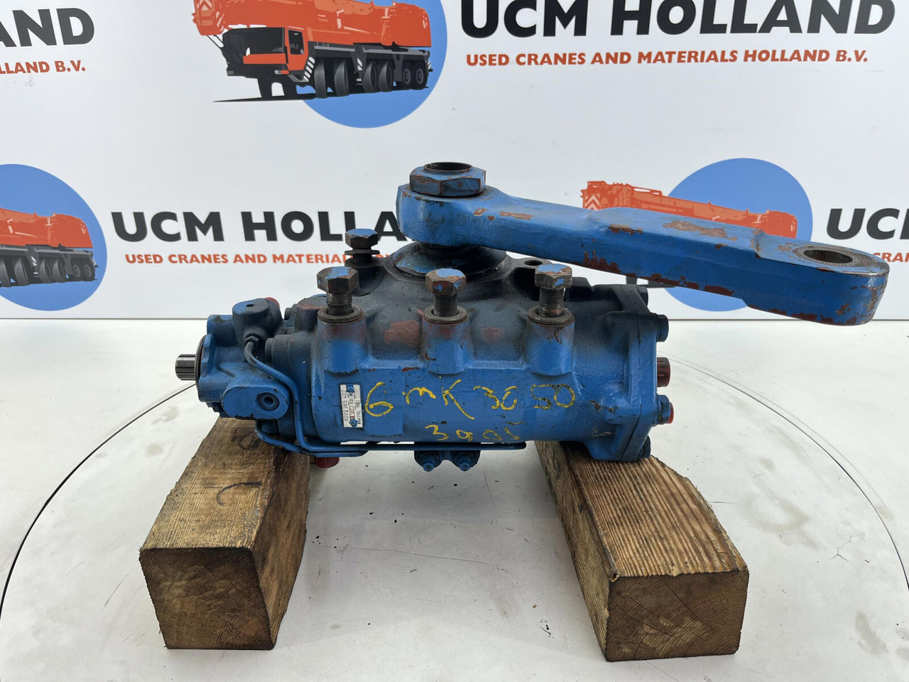 Grove GMK 3050 steering box - Kormánymű - Autódaru: 1 kép. Grove GMK 3050 steering box - Kormánymű - Autódaru: 1 kép.