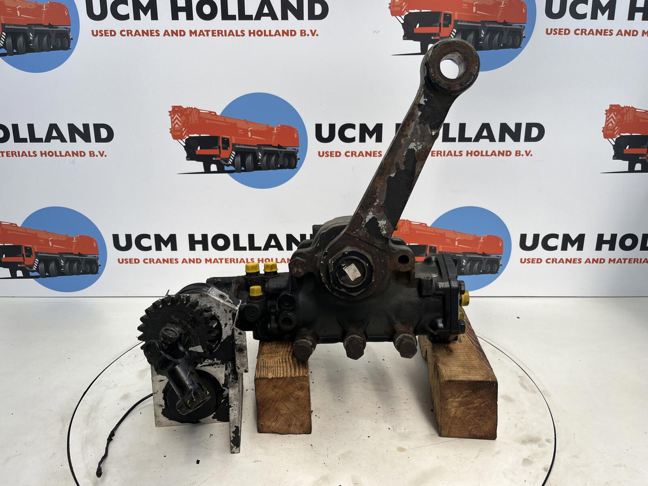 Grove GMK 3055 steering Box - Kormánymű - Autódaru: 1 kép. Grove GMK 3055 steering Box - Kormánymű - Autódaru: 1 kép.