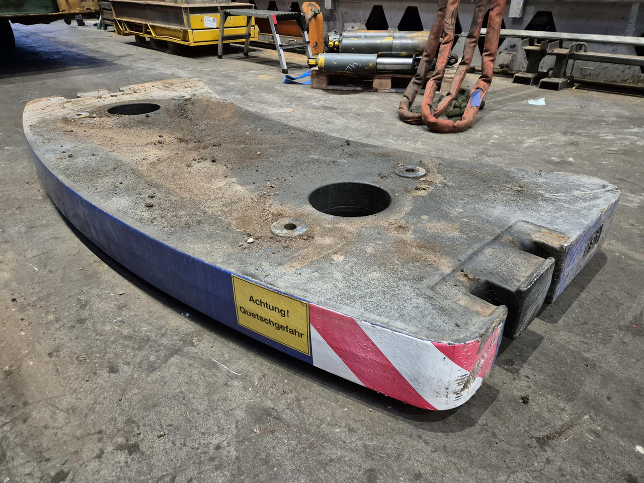 Grove GMK 4090 counterweight 2,9 T - Ellensúly - Autódaru: 1 kép. Grove GMK 4090 counterweight 2,9 T - Ellensúly - Autódaru: 1 kép.