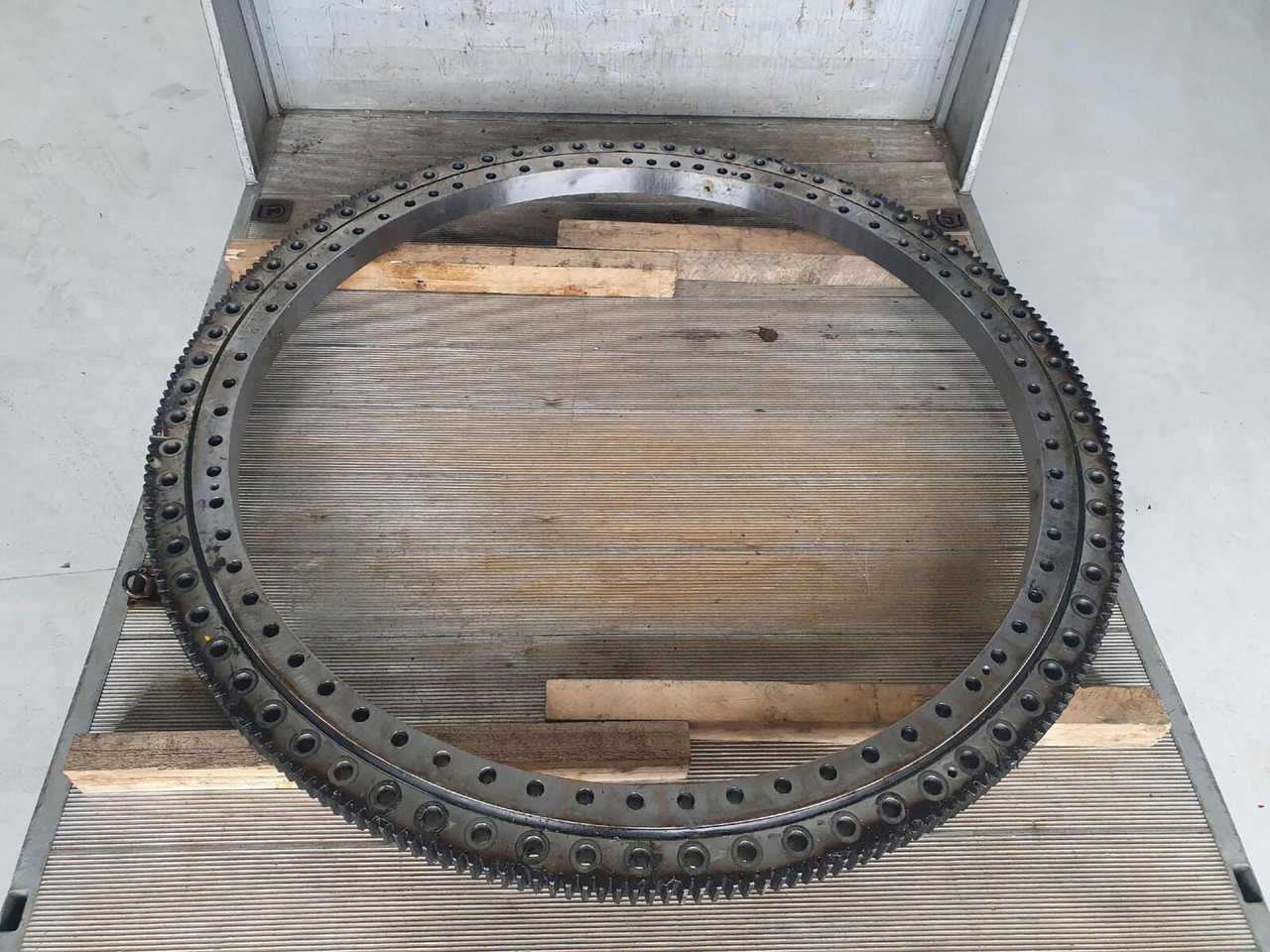 Grove GMK 4100L slewing gear - Elforduló gyűrű - Autódaru: 4 kép. Grove GMK 4100L slewing gear - Elforduló gyűrű - Autódaru: 4 kép.