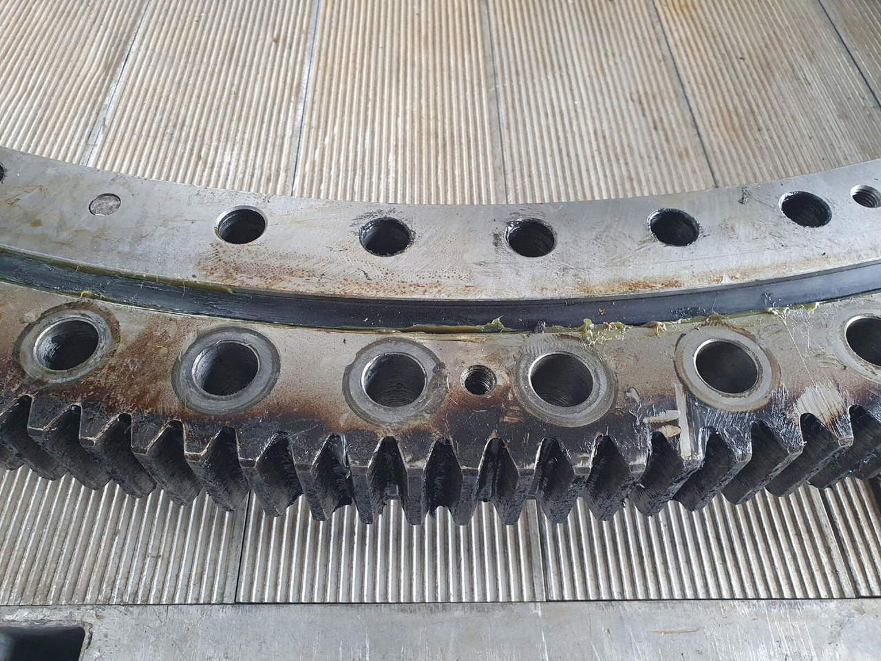 Grove GMK 4100L slewing gear - Elforduló gyűrű - Autódaru: 2 kép. Grove GMK 4100L slewing gear - Elforduló gyűrű - Autódaru: 2 kép.