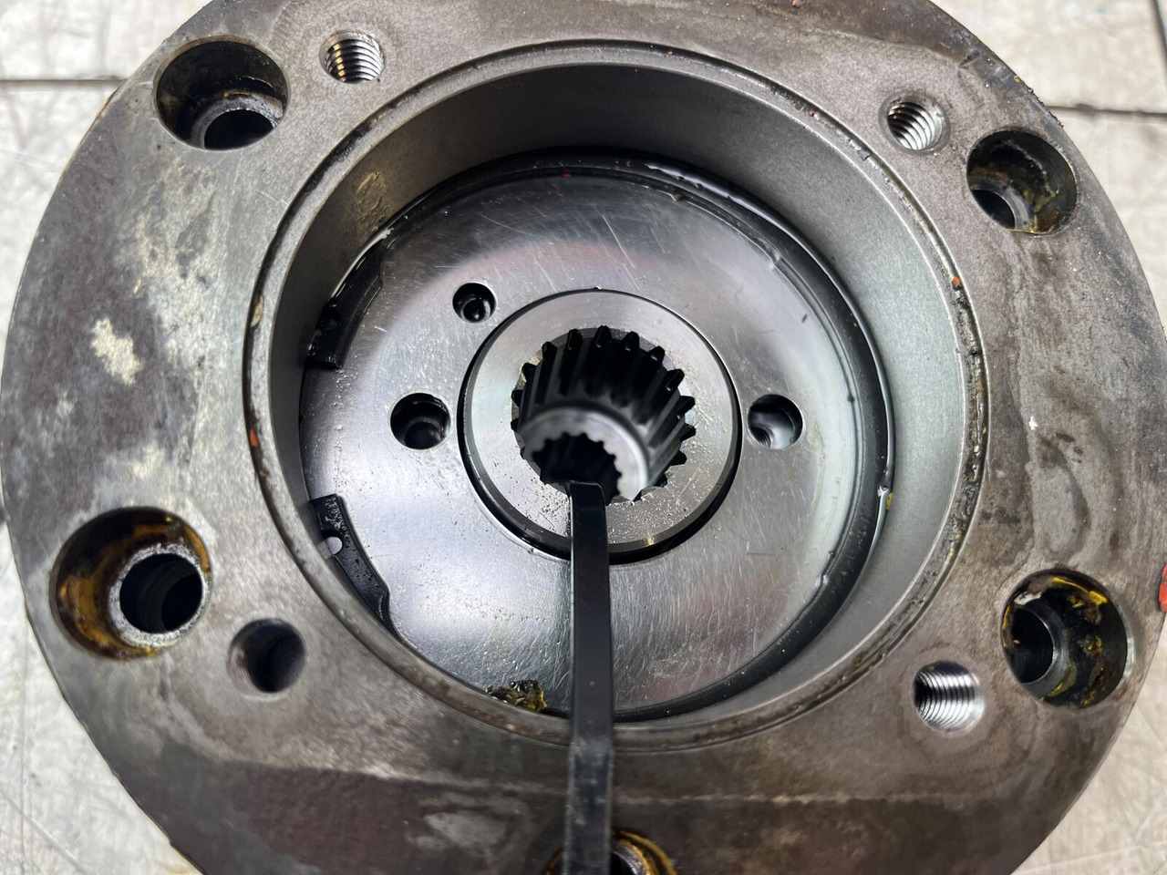 Grove GMK 6300L multiple-disk brake - Fordító motor - Autódaru: 4 kép. Grove GMK 6300L multiple-disk brake - Fordító motor - Autódaru: 4 kép.