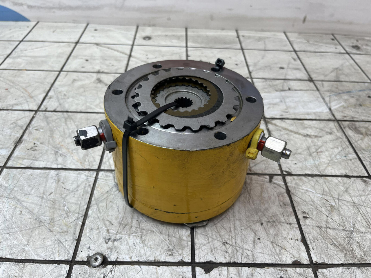 Grove GMK 6300L multiple-disk brake - Fordító motor - Autódaru: 1 kép. Grove GMK 6300L multiple-disk brake - Fordító motor - Autódaru: 1 kép.