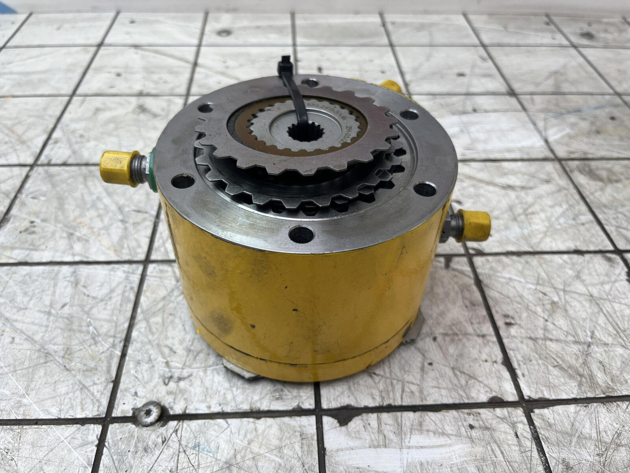 Grove GMK 6300L multiple-disk brake - Fordító motor - Autódaru: 2 kép. Grove GMK 6300L multiple-disk brake - Fordító motor - Autódaru: 2 kép.