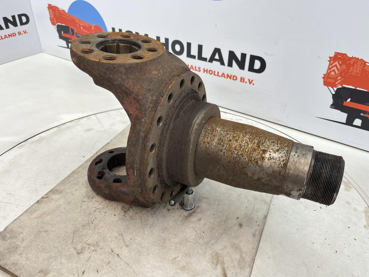 Liebherr LT 1090 Steering knuckle 16 holes - Csonkállvány - Autódaru: 3 kép. Liebherr LT 1090 Steering knuckle 16 holes - Csonkállvány - Autódaru: 3 kép.