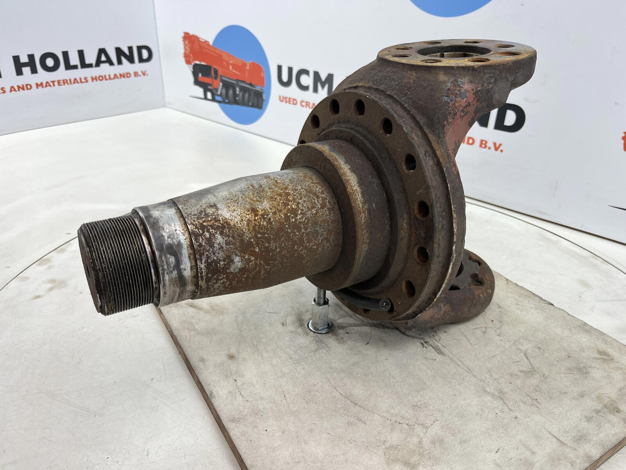 Liebherr LT 1090 Steering knuckle 16 holes - Csonkállvány - Autódaru: 1 kép. Liebherr LT 1090 Steering knuckle 16 holes - Csonkállvány - Autódaru: 1 kép.