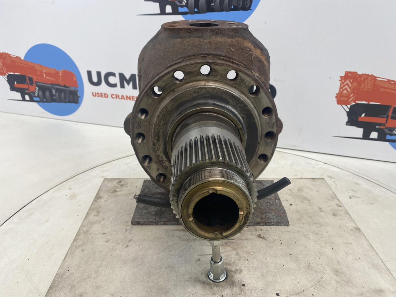 Liebherr LTM 1025 Steering knuckle 16 holes axle 1 - Csonkállvány - Autódaru: 2 kép. Liebherr LTM 1025 Steering knuckle 16 holes axle 1 - Csonkállvány - Autódaru: 2 kép.