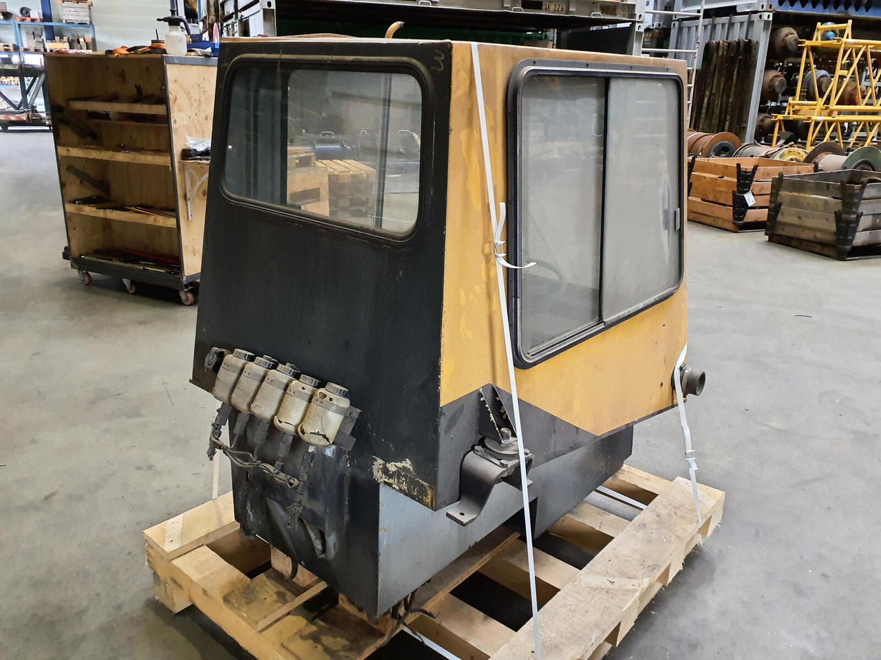 Liebherr LTM 1030 lower cabin - Fülke - Autódaru: 4 kép. Liebherr LTM 1030 lower cabin - Fülke - Autódaru: 4 kép.