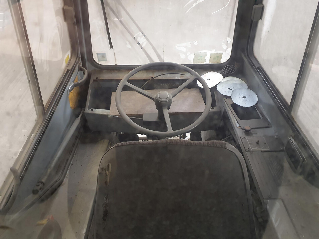 Liebherr LTM 1030 lower cabin - Fülke - Autódaru: 5 kép. Liebherr LTM 1030 lower cabin - Fülke - Autódaru: 5 kép.