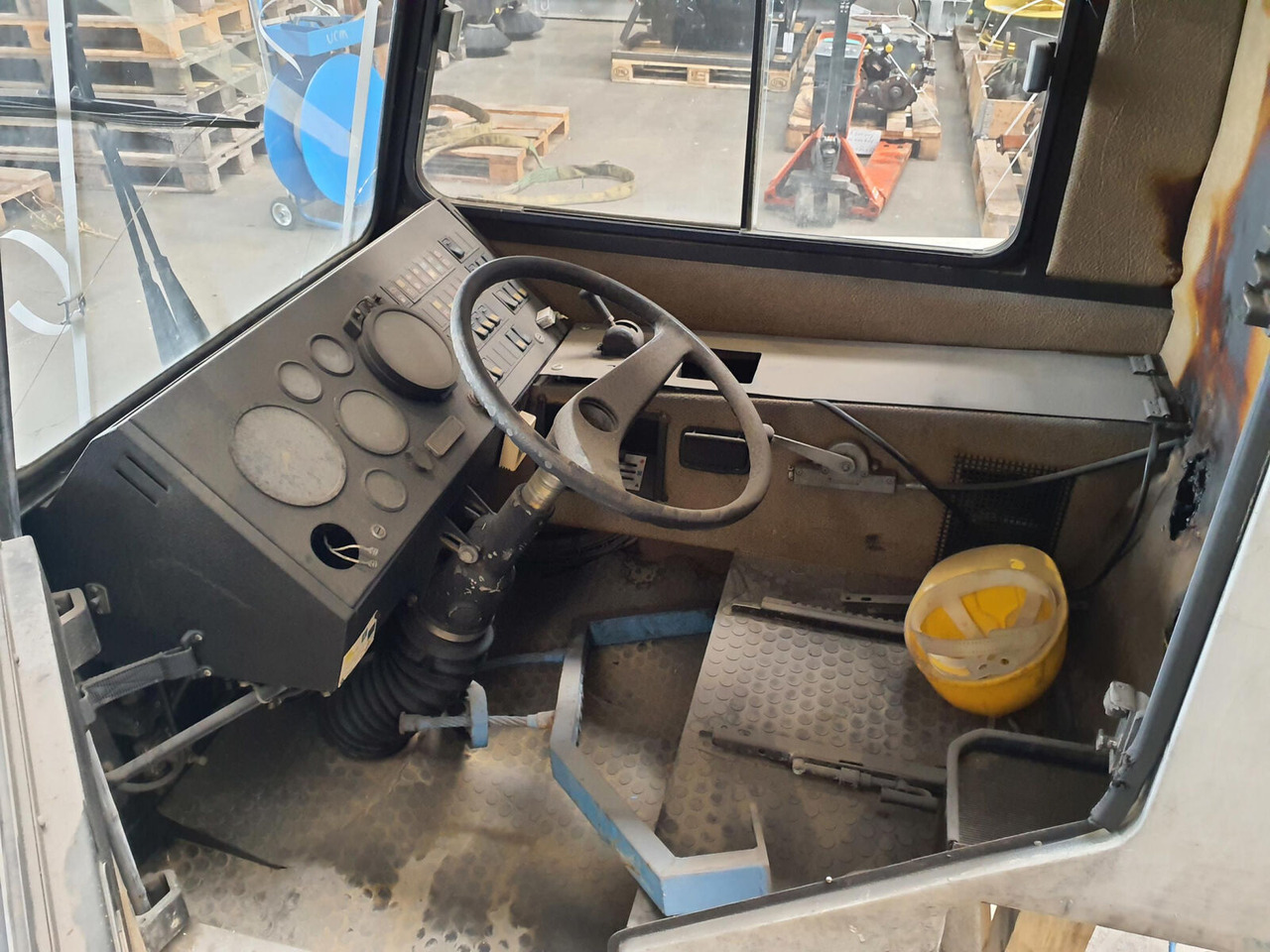 Liebherr LTM 1035/3 lower cabin - Fülke - Autódaru: 5 kép. Liebherr LTM 1035/3 lower cabin - Fülke - Autódaru: 5 kép.