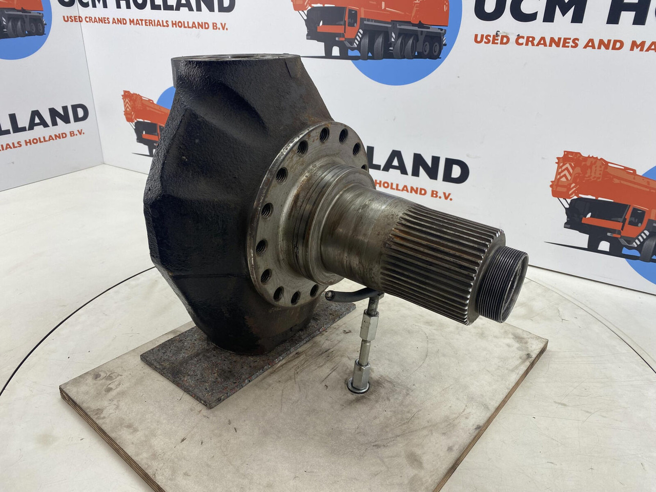 Liebherr LTM 1035 Steering knuckle 16 holes axle 1 - Csonkállvány - Autódaru: 3 kép. Liebherr LTM 1035 Steering knuckle 16 holes axle 1 - Csonkállvány - Autódaru: 3 kép.