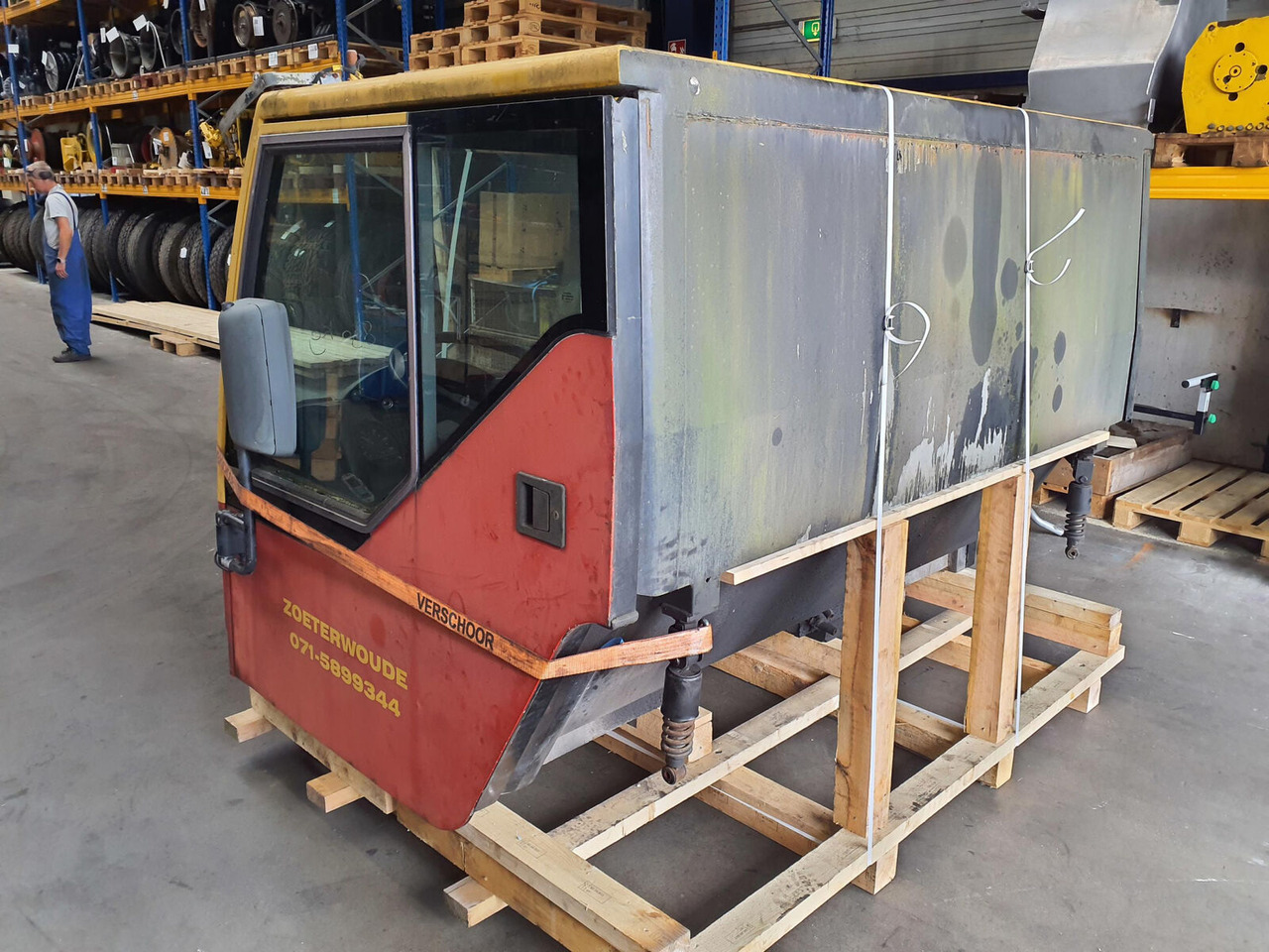 Liebherr LTM 1060-2 drivers cabin - Fülke - Daru: 4 kép. Liebherr LTM 1060-2 drivers cabin - Fülke - Daru: 4 kép.