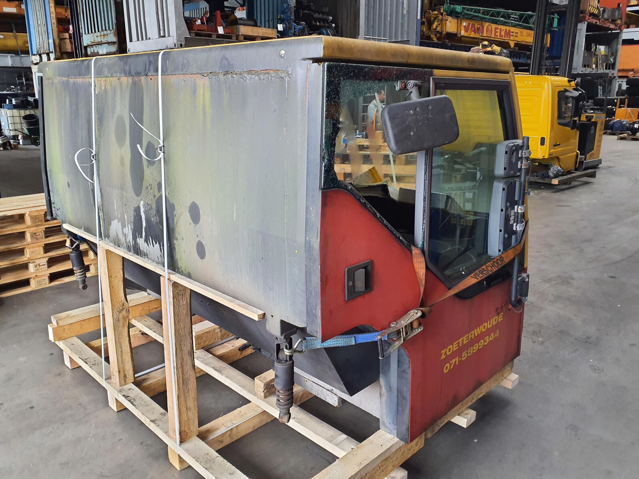 Liebherr LTM 1060-2 drivers cabin - Fülke - Daru: 3 kép. Liebherr LTM 1060-2 drivers cabin - Fülke - Daru: 3 kép.