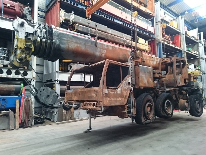 Liebherr LTM 1060-2 for parts - Terepjáró autódaru: 2 kép. Liebherr LTM 1060-2 for parts - Terepjáró autódaru: 2 kép.
