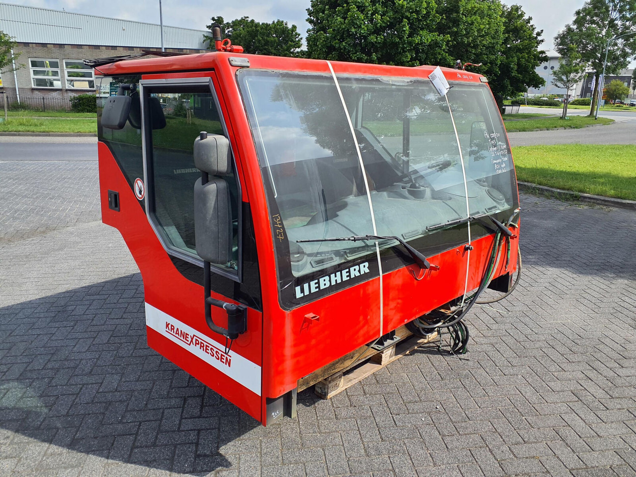 Liebherr LTM 1060-2 lower cabin - Fülke - Autódaru: 2 kép. Liebherr LTM 1060-2 lower cabin - Fülke - Autódaru: 2 kép.