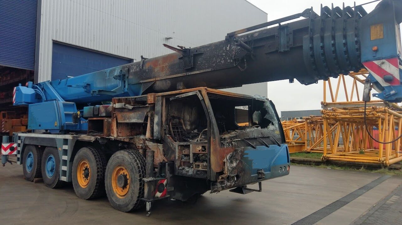 Liebherr LTM 1070-4.1 - Autódaru: 2 kép. Liebherr LTM 1070-4.1 - Autódaru: 2 kép.