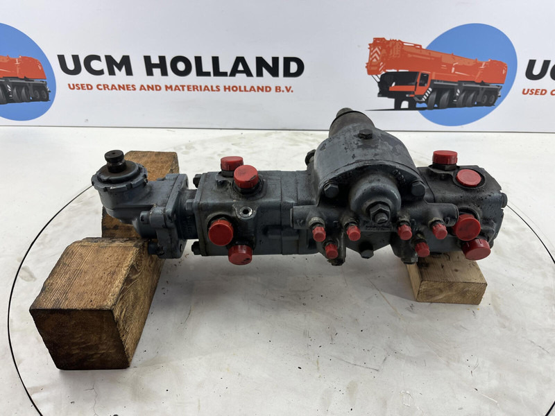 Liebherr LTM 1070 steering box - Kormányoszlop - Daru: 1 kép. Liebherr LTM 1070 steering box - Kormányoszlop - Daru: 1 kép.