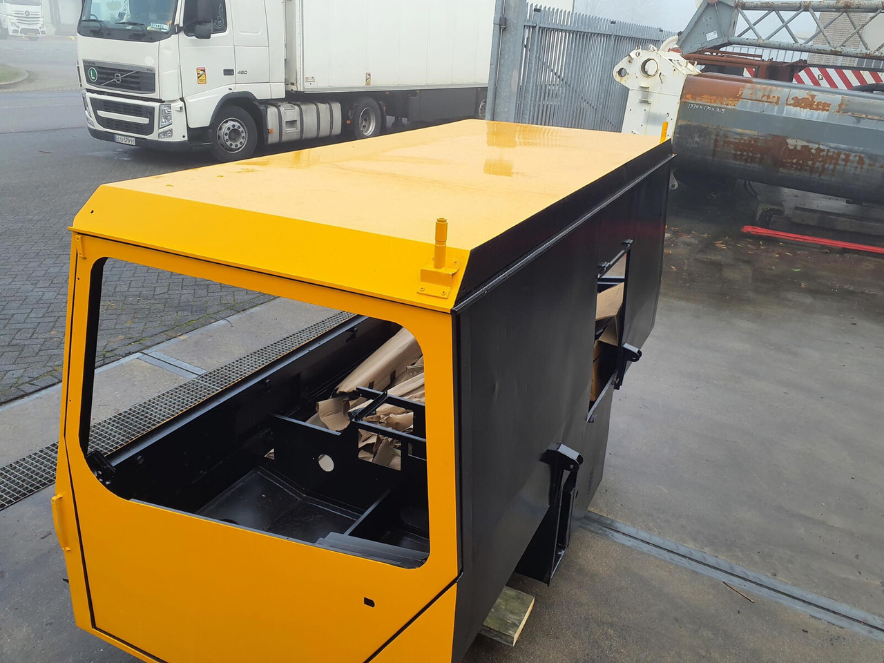 Liebherr LTM 1090 drivers cabin - Fülke - Autódaru: 5 kép. Liebherr LTM 1090 drivers cabin - Fülke - Autódaru: 5 kép.