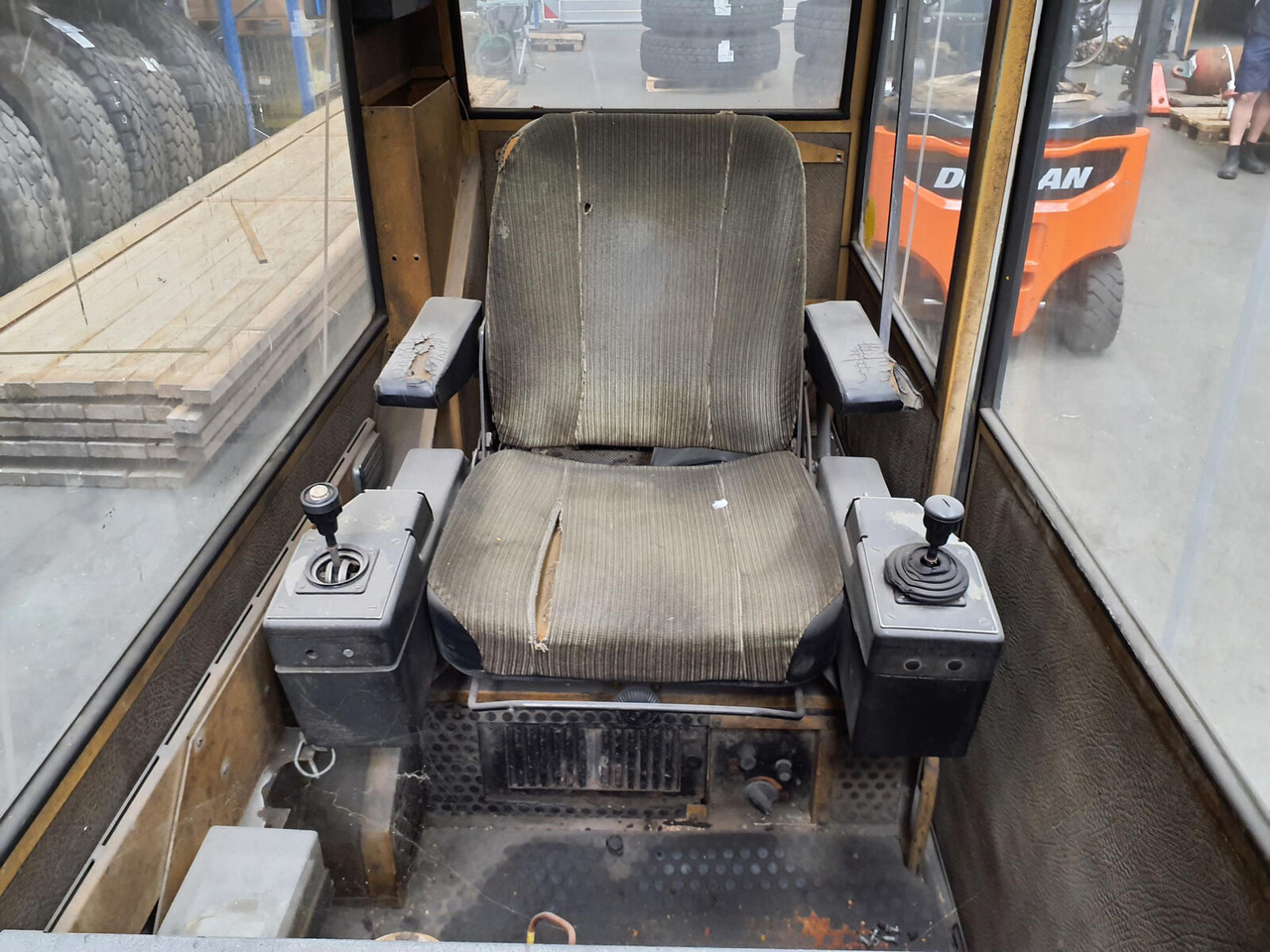 Liebherr LTM 1140 upper cabin - Fülke - Autódaru: 5 kép. Liebherr LTM 1140 upper cabin - Fülke - Autódaru: 5 kép.