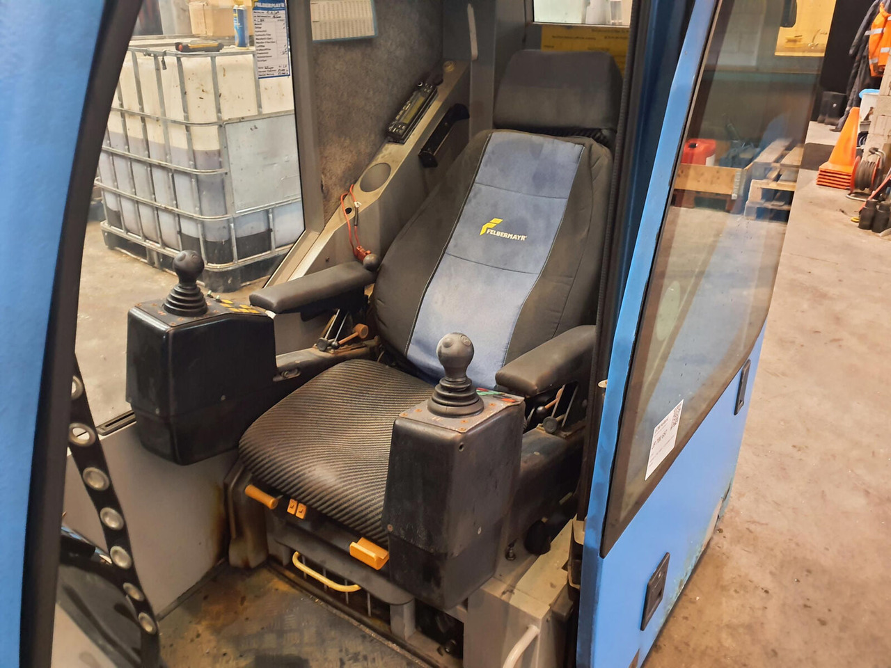 Liebherr LTM 1400-7.1 upper cabin - Fülke - Autódaru: 5 kép. Liebherr LTM 1400-7.1 upper cabin - Fülke - Autódaru: 5 kép.