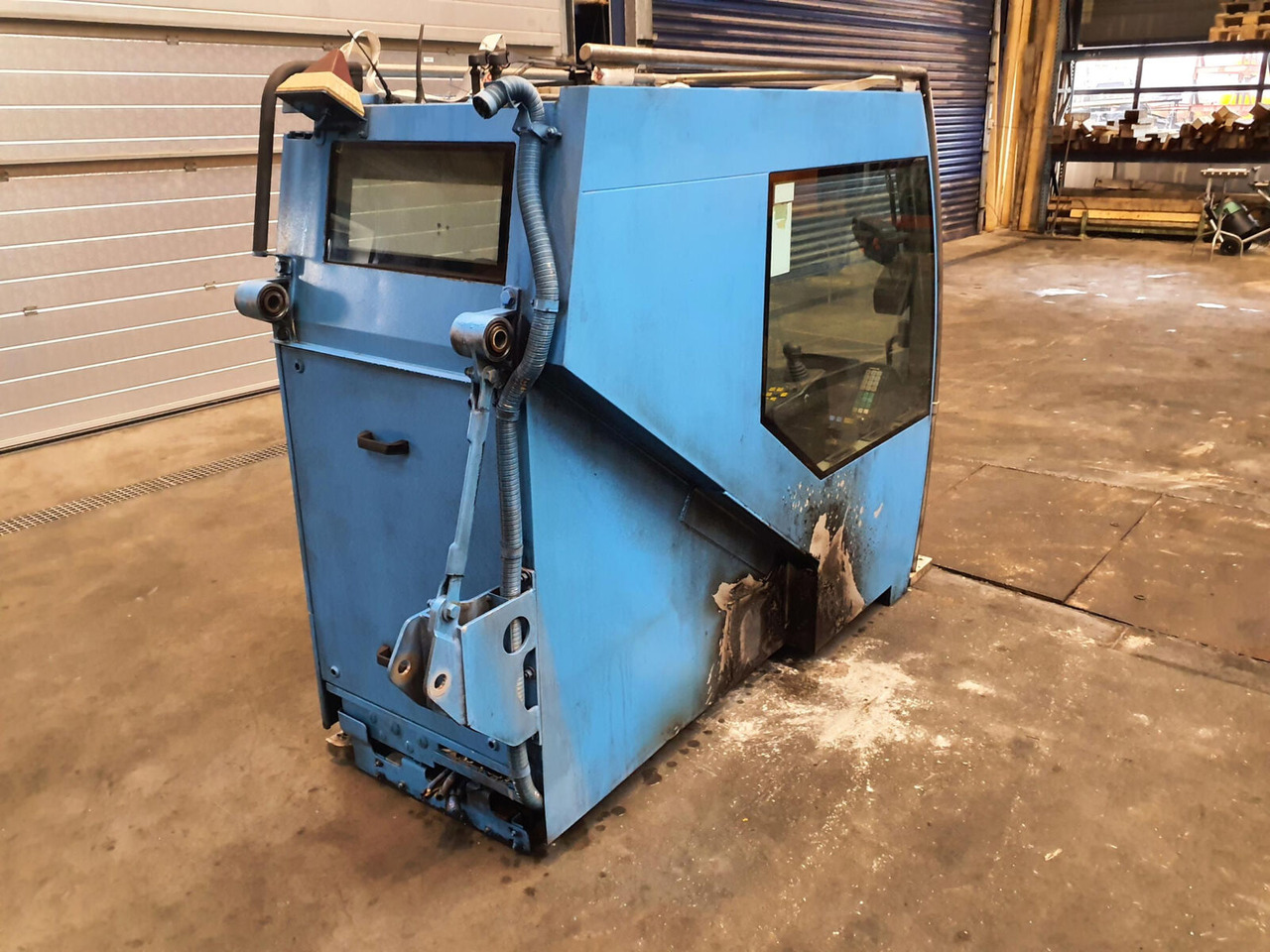 Liebherr LTM 1400-7.1 upper cabin - Fülke - Autódaru: 4 kép. Liebherr LTM 1400-7.1 upper cabin - Fülke - Autódaru: 4 kép.