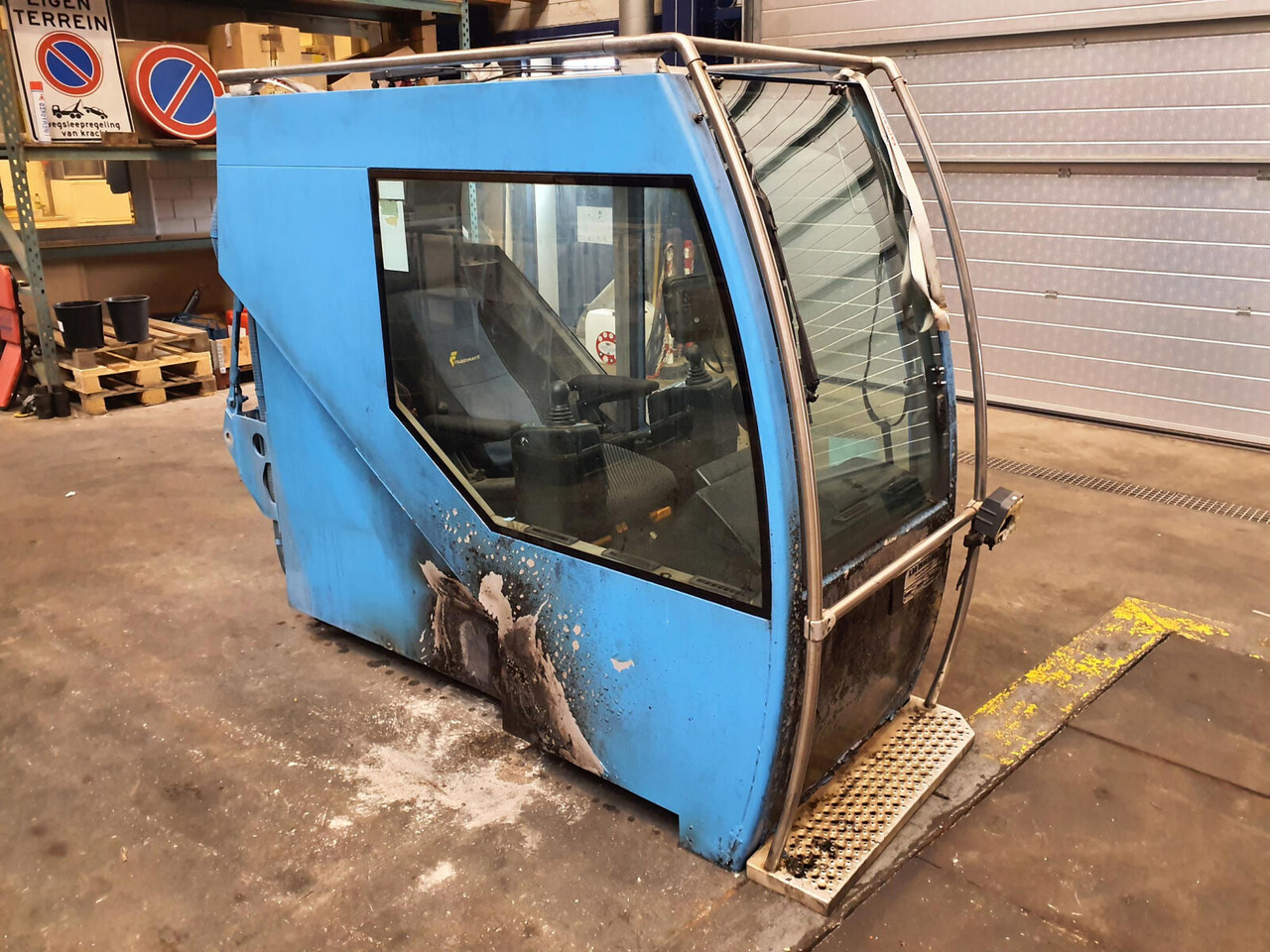 Liebherr LTM 1400-7.1 upper cabin - Fülke - Autódaru: 3 kép. Liebherr LTM 1400-7.1 upper cabin - Fülke - Autódaru: 3 kép.