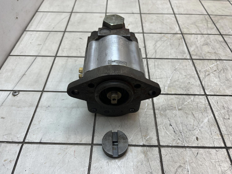 Parker Parker Hydraulics gear pump - Hidraulikus szivattyú - Daru: 2 kép. Parker Parker Hydraulics gear pump - Hidraulikus szivattyú - Daru: 2 kép.