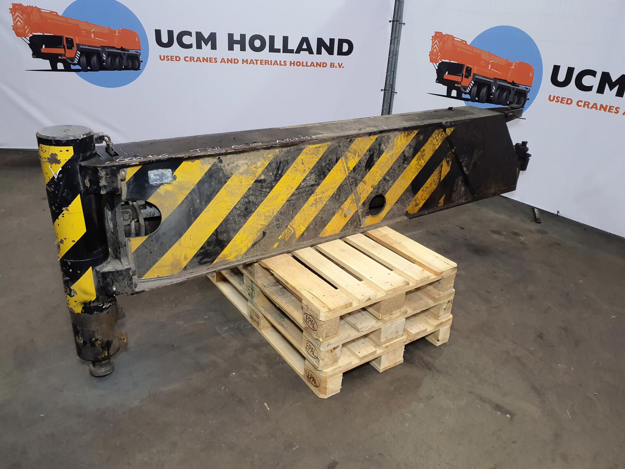 Terex AC 100 outrigger beam complete front - Felfüggesztés - Daru: 2 kép. Terex AC 100 outrigger beam complete front - Felfüggesztés - Daru: 2 kép.