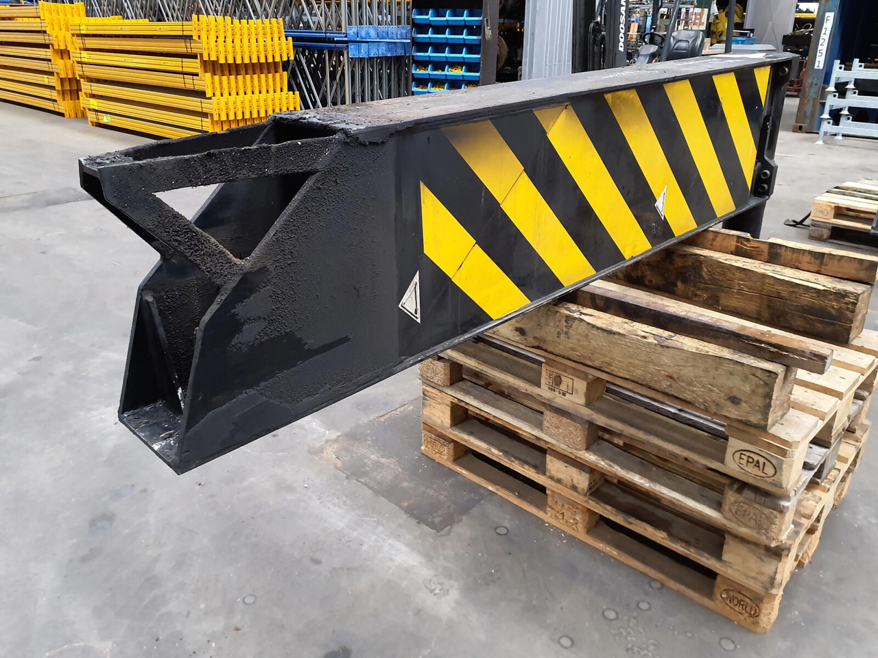 Terex AC 50 outrigger rear with outrigger cylinder - Felfüggesztés - Autódaru: 3 kép. Terex AC 50 outrigger rear with outrigger cylinder - Felfüggesztés - Autódaru: 3 kép.