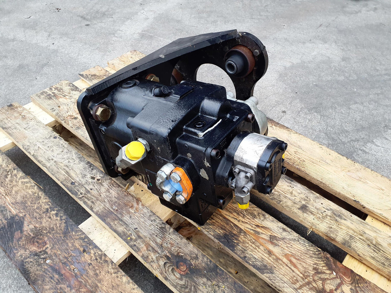 Terex Challenger 3160 Hydraulic pump - Hidraulikus szivattyú - Autódaru: 1 kép. Terex Challenger 3160 Hydraulic pump - Hidraulikus szivattyú - Autódaru: 1 kép.