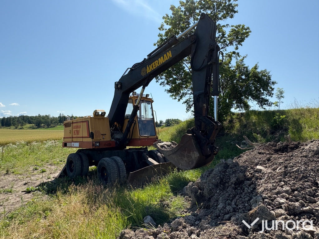 Åkerman hjulgrävare med tiltrotator & redskap - Gumikerekes kotró: 1 kép. Åkerman hjulgrävare med tiltrotator & redskap - Gumikerekes kotró: 1 kép.