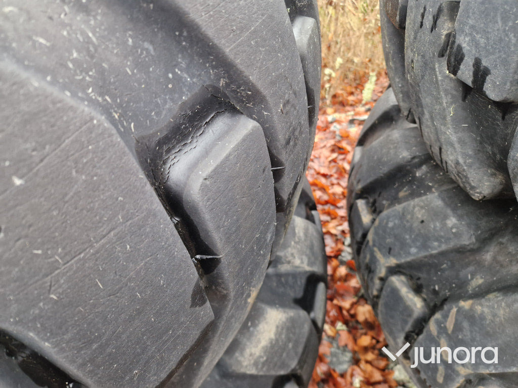 Däck - Hjullastare 20,5-25 - Gumiabroncs: 2 kép. Däck - Hjullastare 20,5-25 - Gumiabroncs: 2 kép.