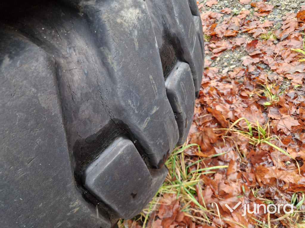 Däck - Hjullastare 20,5-25 - Gumiabroncs: 3 kép. Däck - Hjullastare 20,5-25 - Gumiabroncs: 3 kép.