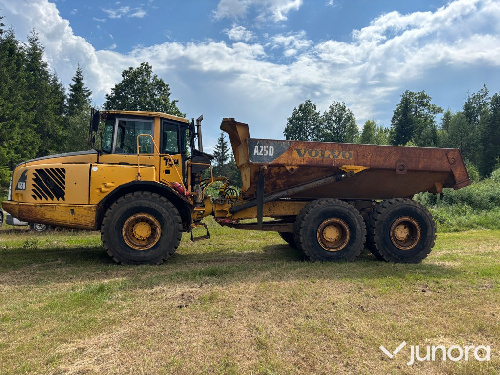Dumper Volvo A25D - Csuklós dömper: 4 kép. Dumper Volvo A25D - Csuklós dömper: 4 kép.