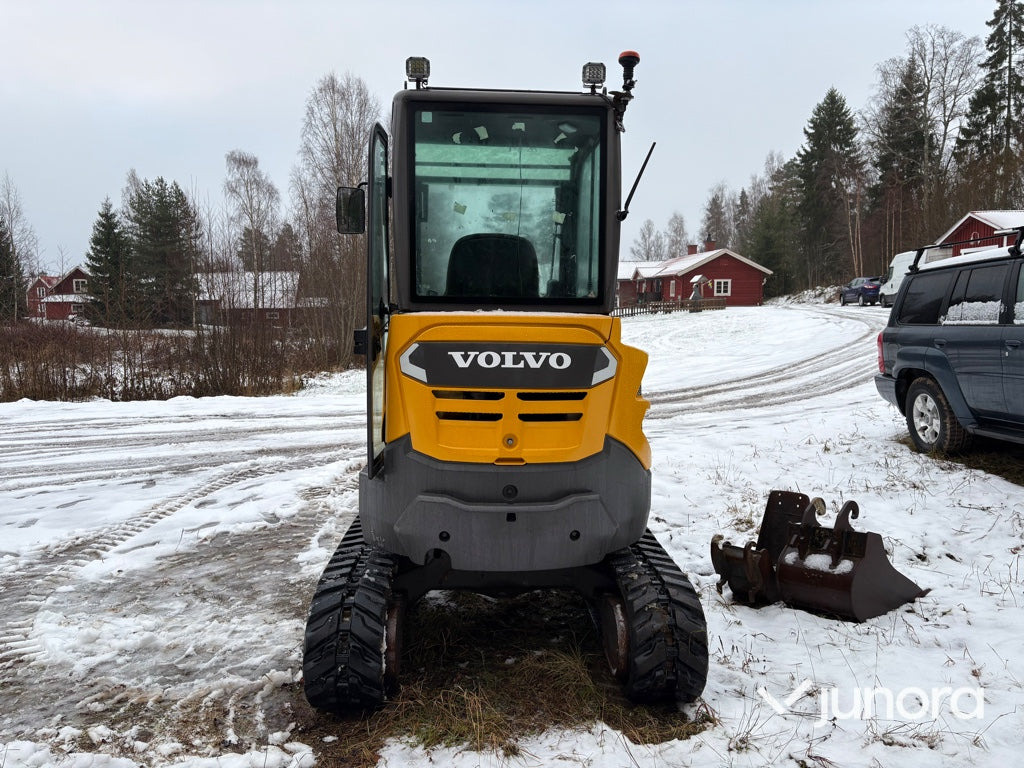 Grävmaskin - Volvo ECR25D, inkl. redskap - Minikotró: 4 kép. Grävmaskin - Volvo ECR25D, inkl. redskap - Minikotró: 4 kép.