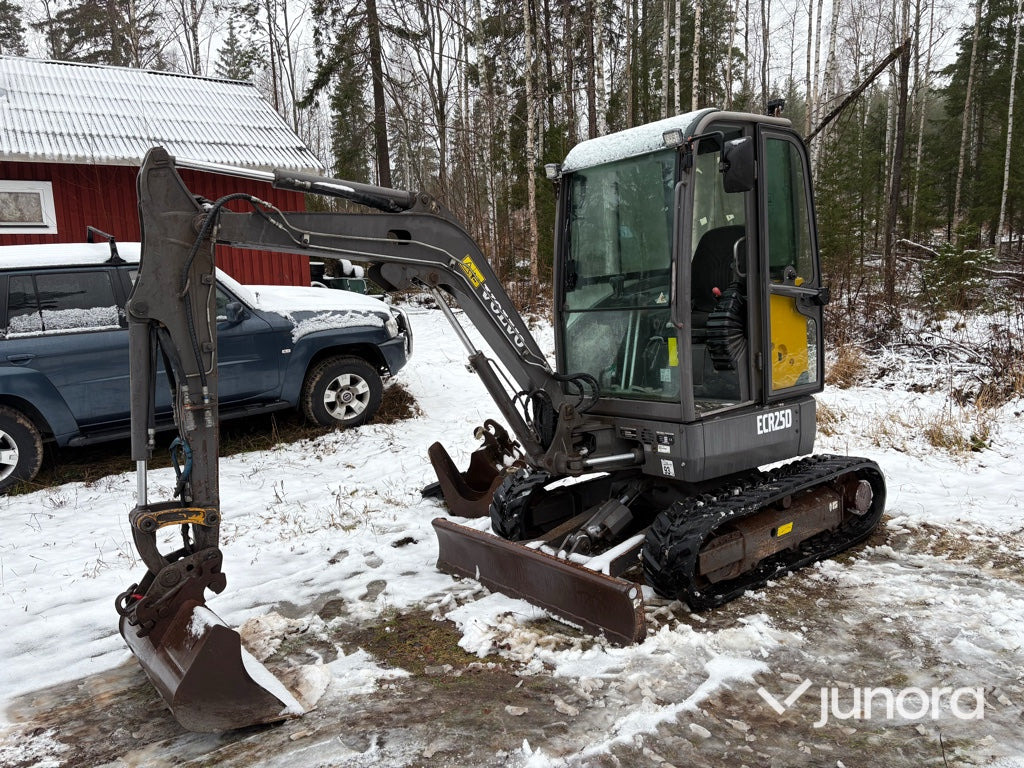 Grävmaskin - Volvo ECR25D, inkl. redskap - Minikotró: 1 kép. Grävmaskin - Volvo ECR25D, inkl. redskap - Minikotró: 1 kép.