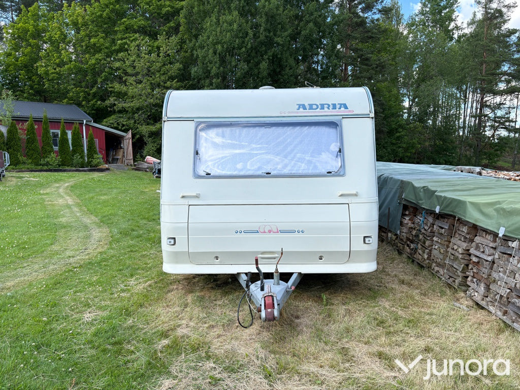 Husvagn - Adria - Lakókocsi: 2 kép. Husvagn - Adria - Lakókocsi: 2 kép.