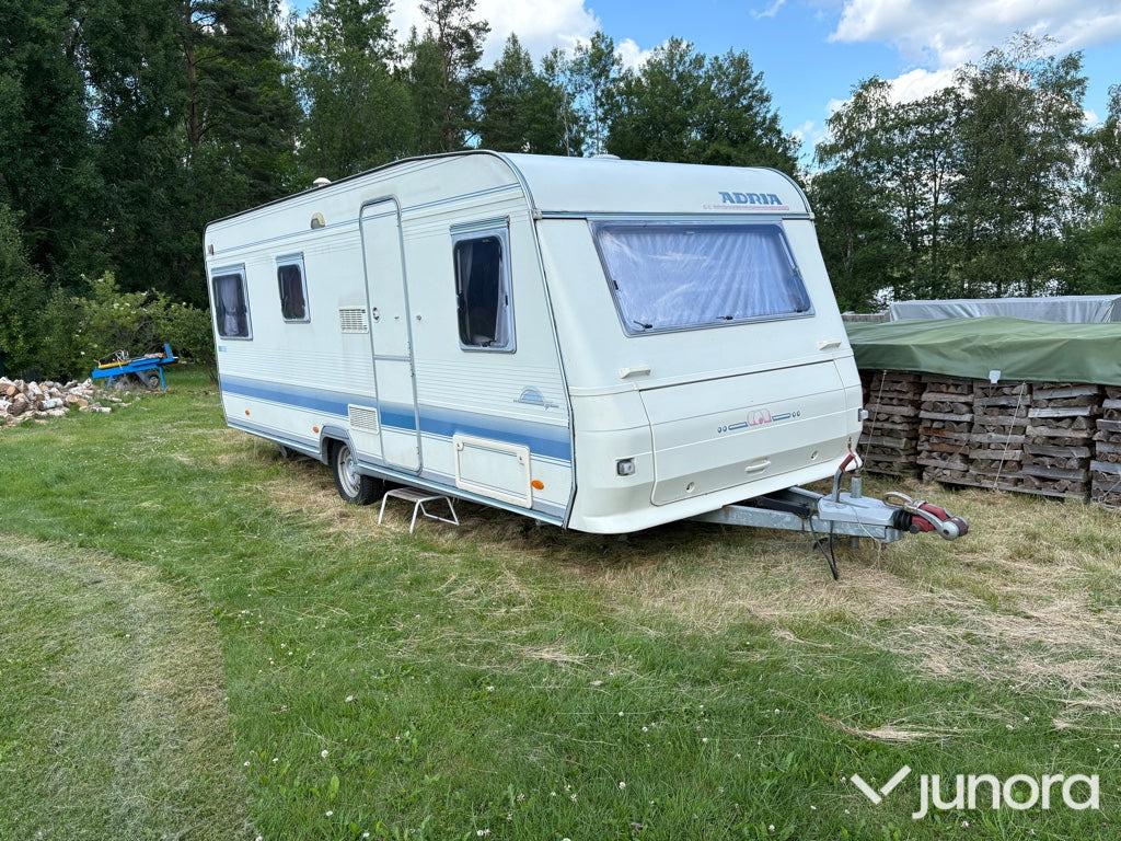 Husvagn - Adria - Lakókocsi: 4 kép. Husvagn - Adria - Lakókocsi: 4 kép.