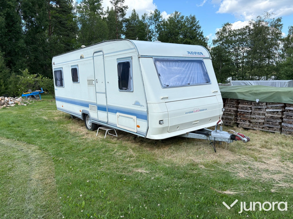 Husvagn - Adria - Lakókocsi: 1 kép. Husvagn - Adria - Lakókocsi: 1 kép.