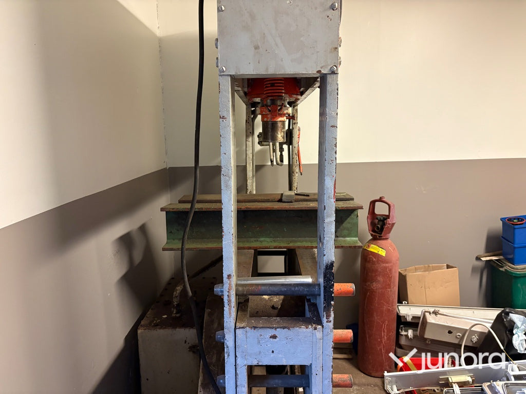 Hydraulpress - Hiab H100E, 100 ton - Élhajlító gép: 5 kép. Hydraulpress - Hiab H100E, 100 ton - Élhajlító gép: 5 kép.