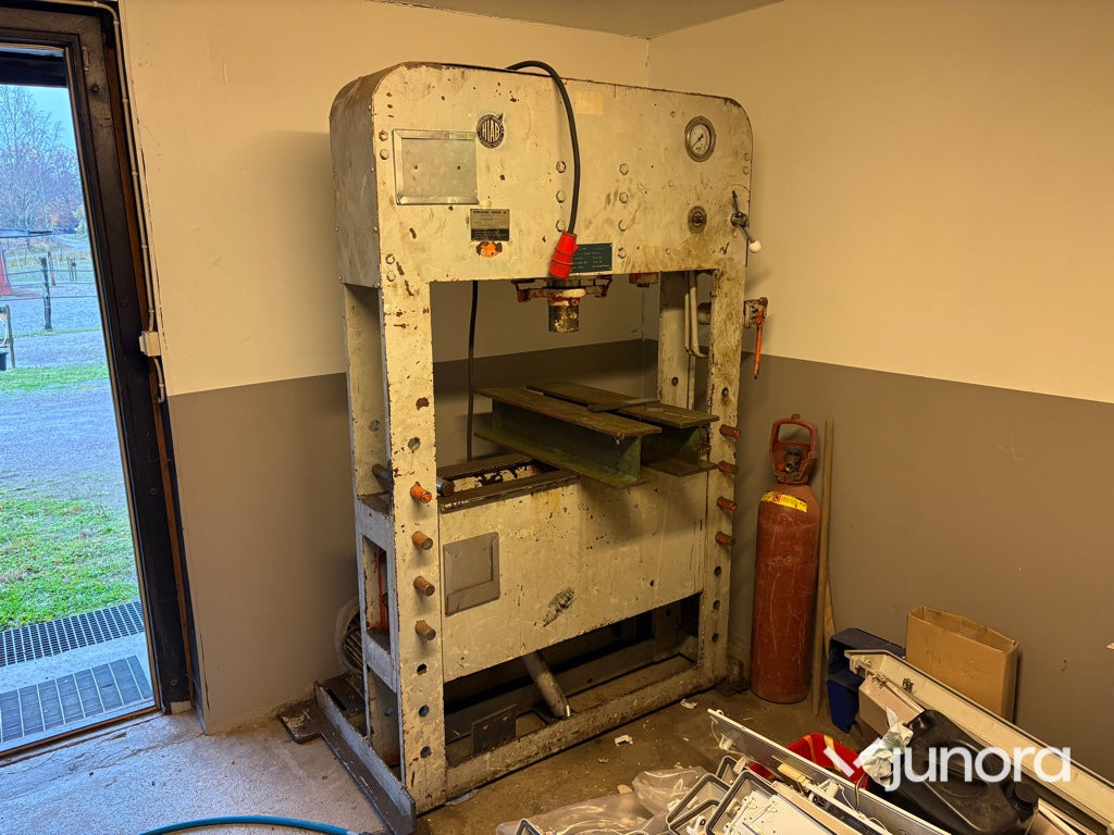 Hydraulpress - Hiab H100E, 100 ton - Élhajlító gép: 2 kép. Hydraulpress - Hiab H100E, 100 ton - Élhajlító gép: 2 kép.