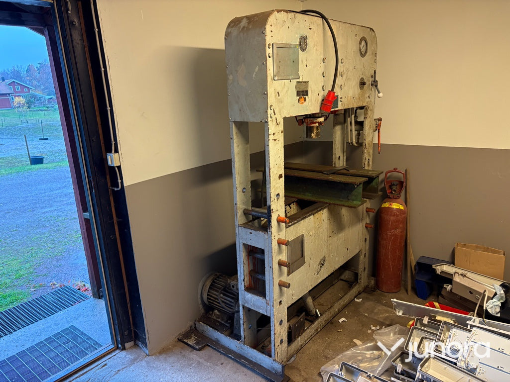 Hydraulpress - Hiab H100E, 100 ton - Élhajlító gép: 4 kép. Hydraulpress - Hiab H100E, 100 ton - Élhajlító gép: 4 kép.