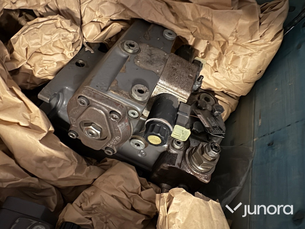 Hydraulpump - Volvo L30/L35B - Hidraulikus szivattyú - Építőipari gépek: 2 kép. Hydraulpump - Volvo L30/L35B - Hidraulikus szivattyú - Építőipari gépek: 2 kép.